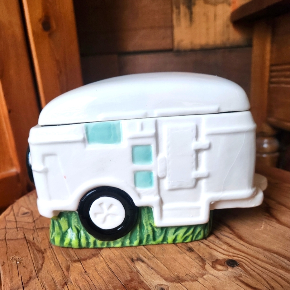 WILCOR ROUND TOP CERAMIC CAMPER COOKIE JAR- NIB